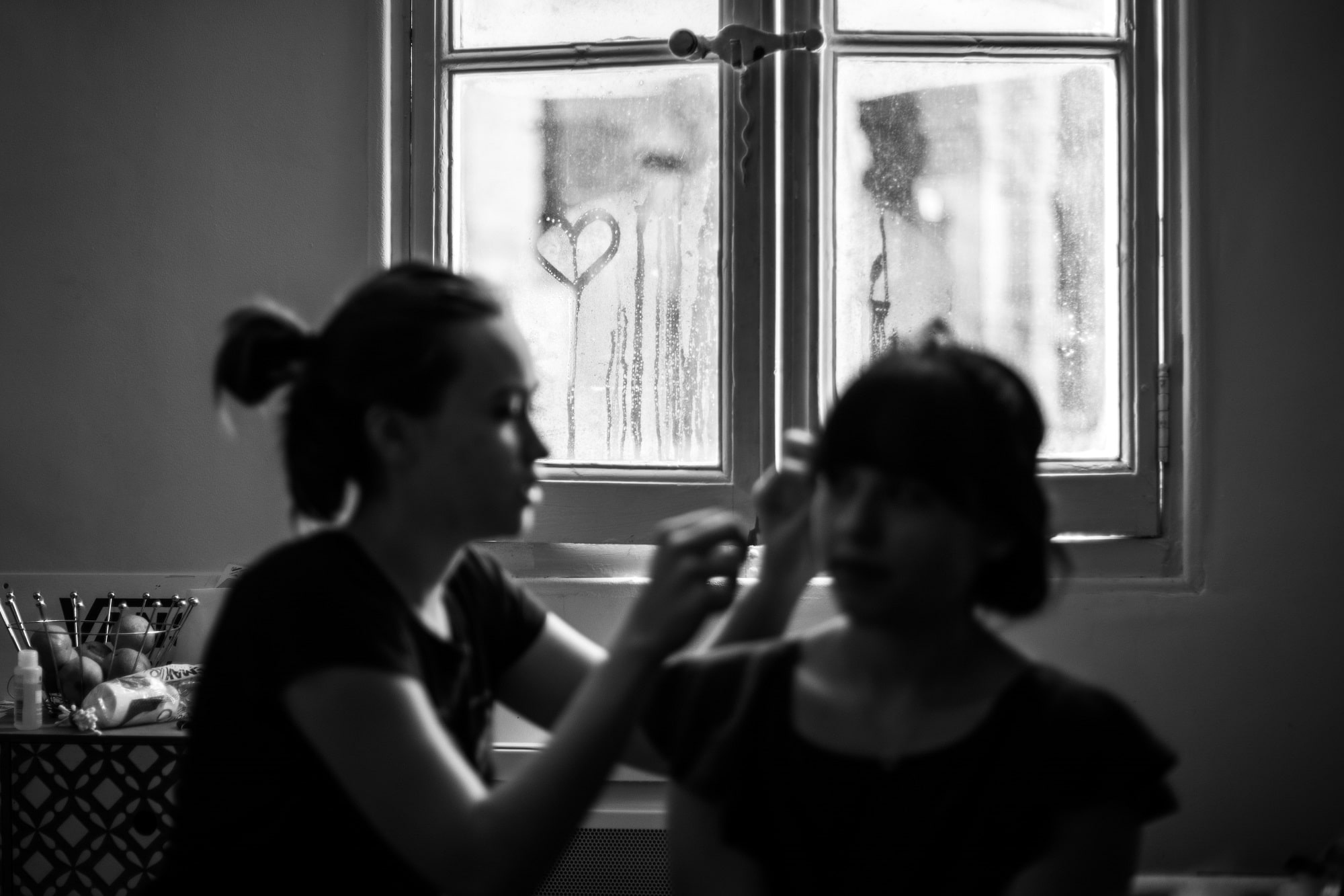 Future mariée en plein préparatifs de mariage moderne avec sa sœur
