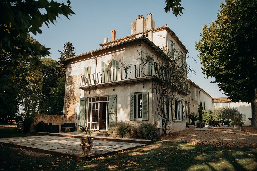 Château Saint-Louis-la-Perdrix à Bellegarde, en été
