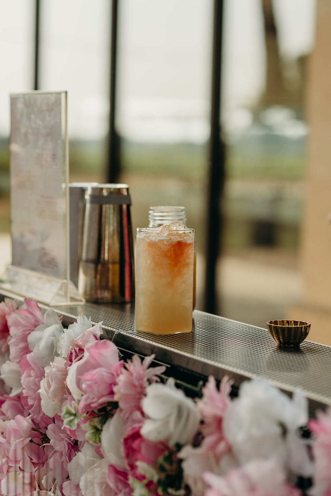 Cocktail sur le bar fleuri de South Mixology Event