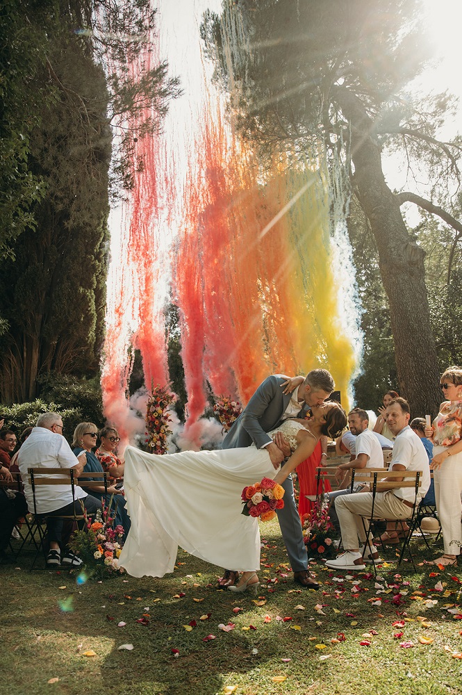 Mariés s’embrassant devant un feu d’artifice de mariage