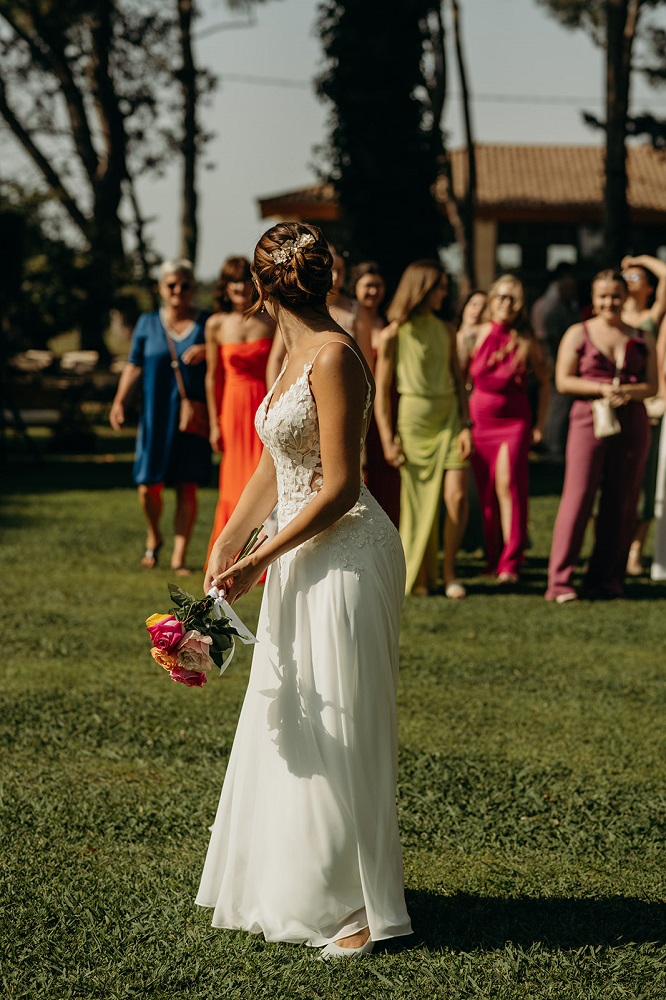 Mariée qui s'apprête à lancer son bouquet