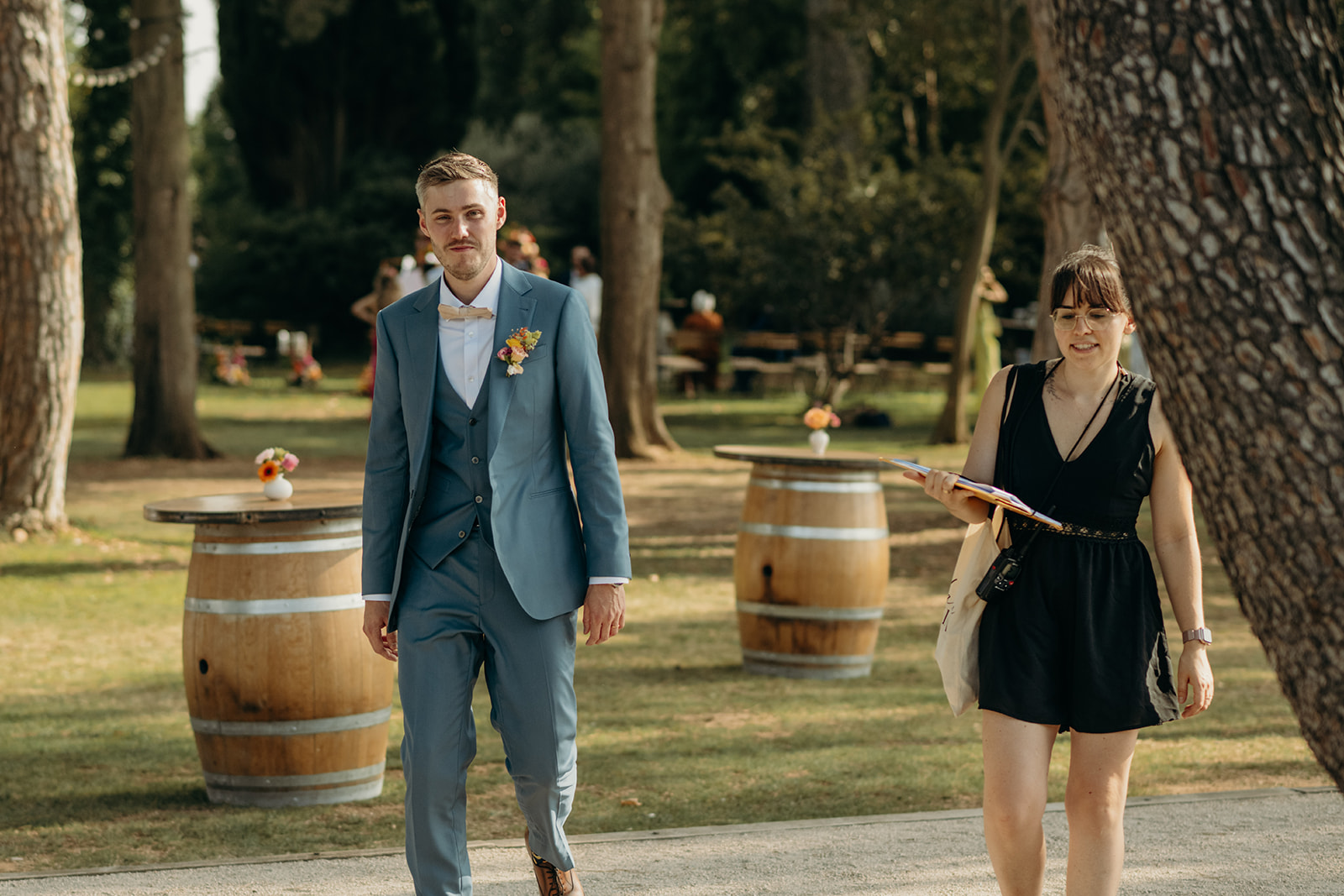 Marié qui marche avec Yllana Vidal, wedding planner