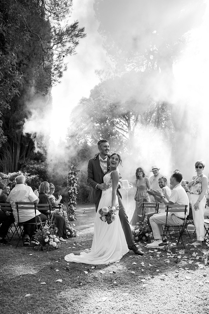Mariés surpris par un feu d’artifice lors de leur mariage