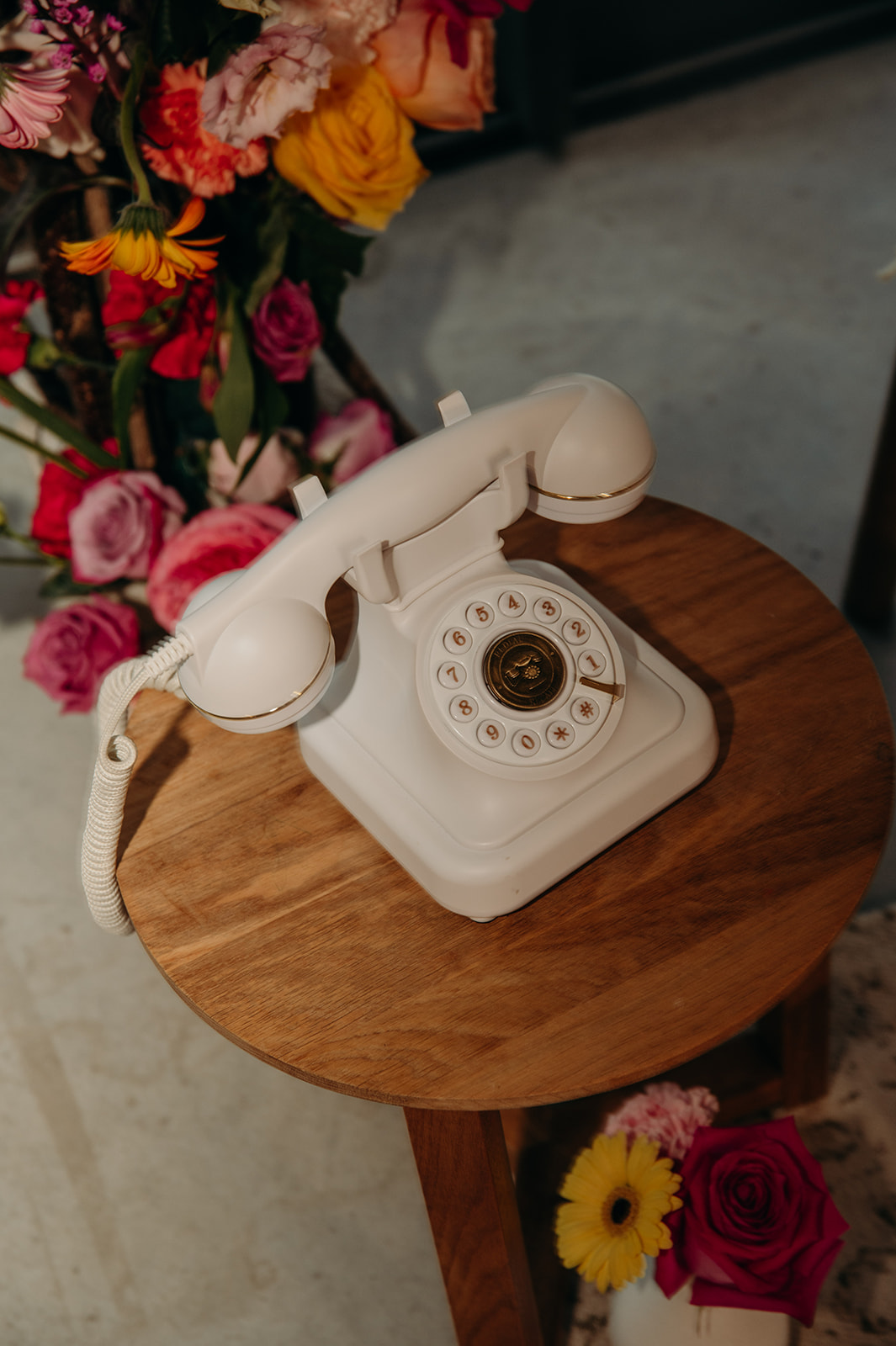 Téléphone vintage sur une table basse