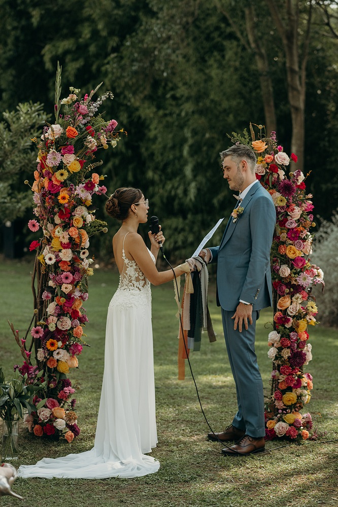 Échange des vœux entre les mariés pendant le mariage