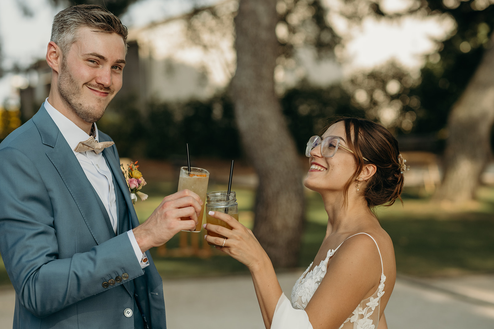 Mariés qui trinquent avec un cocktail en main