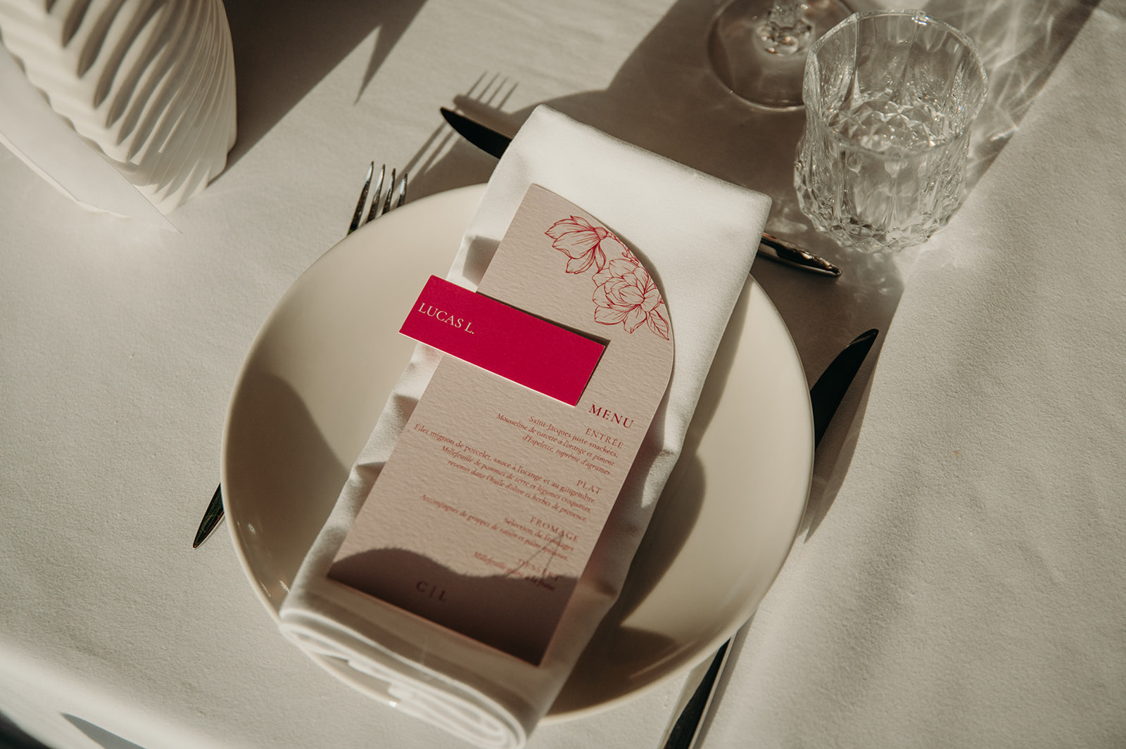 Menu de mariage et marque-place posés dans une assiette