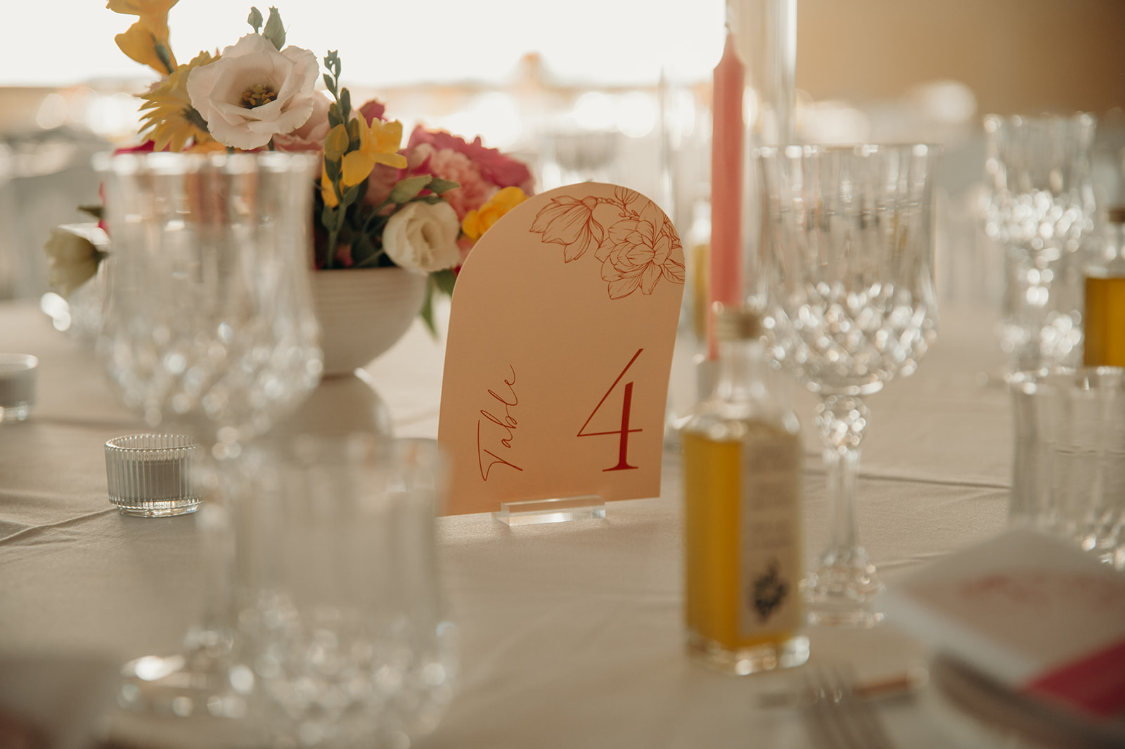 Numéro de table de mariage sur une table décorée