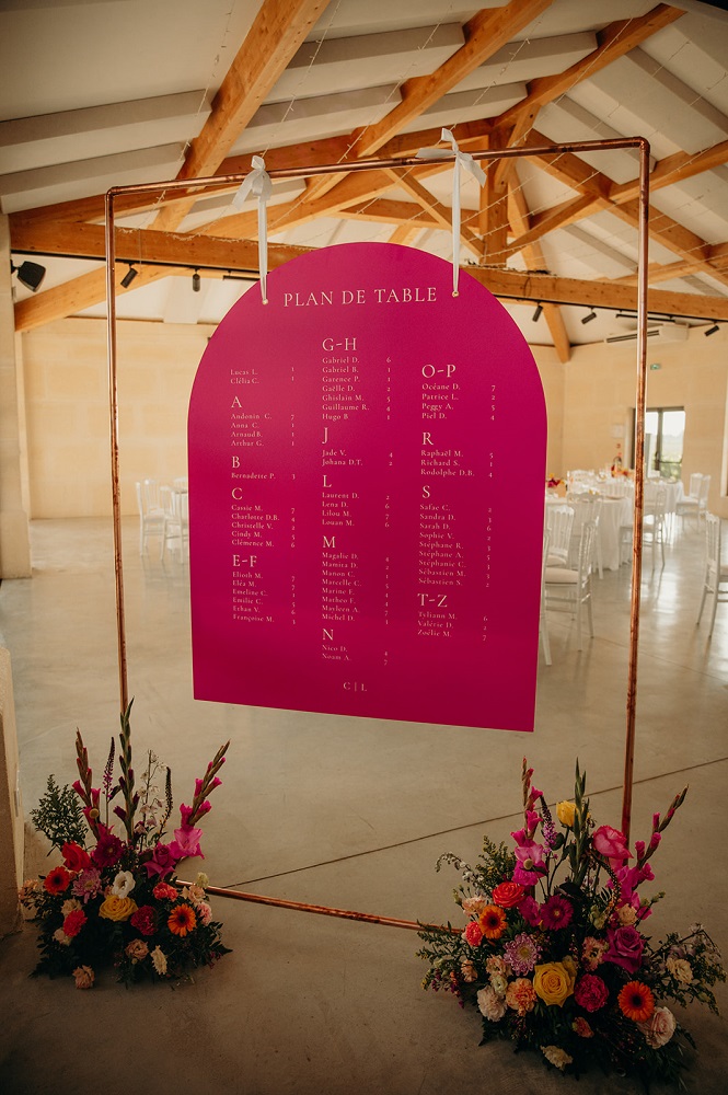 Plan de table de mariage en arche, rose fuschia
