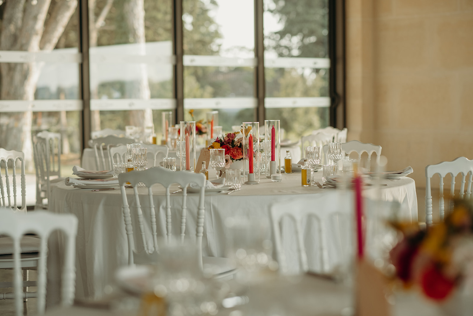 Table de réception de mariage décorée de bougies et fleurs colorées