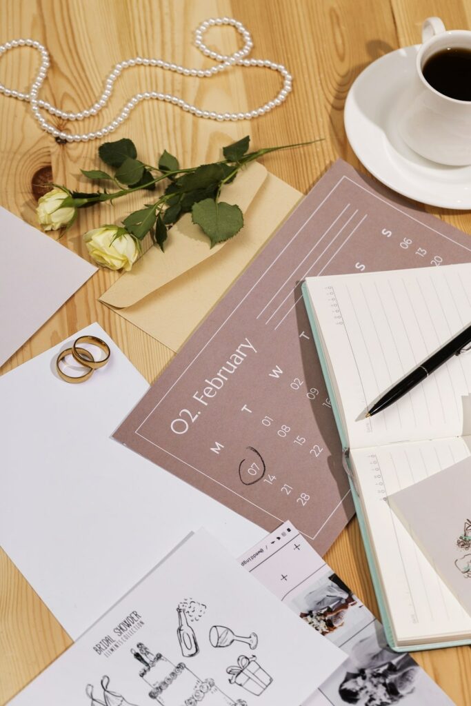 Papiers d'organisation de mariage éparpillés