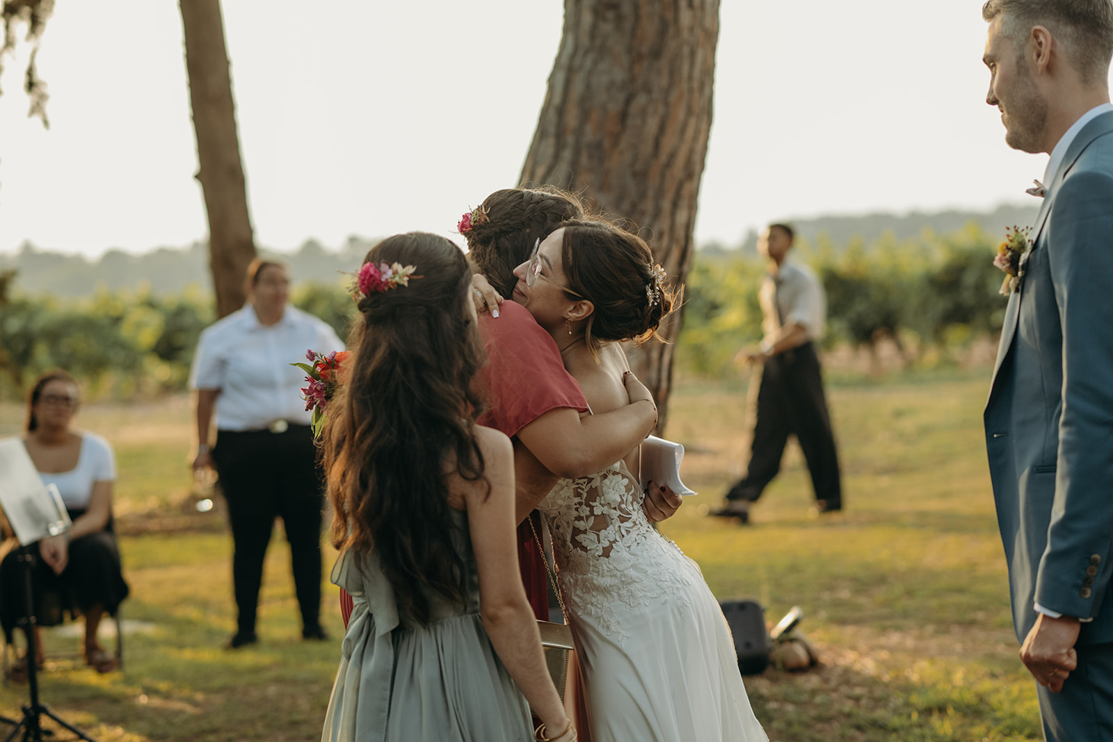 Mariée qui enlace son amie après un discours