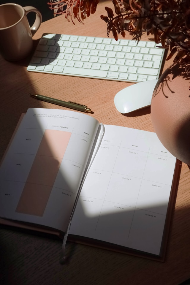 Carnet d'organisation de mariage, clavier et échantillons de papeterie sur un bureau