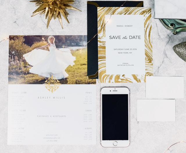Wedding planner présentant un devis et un moodboard à un couple de futurs mariés