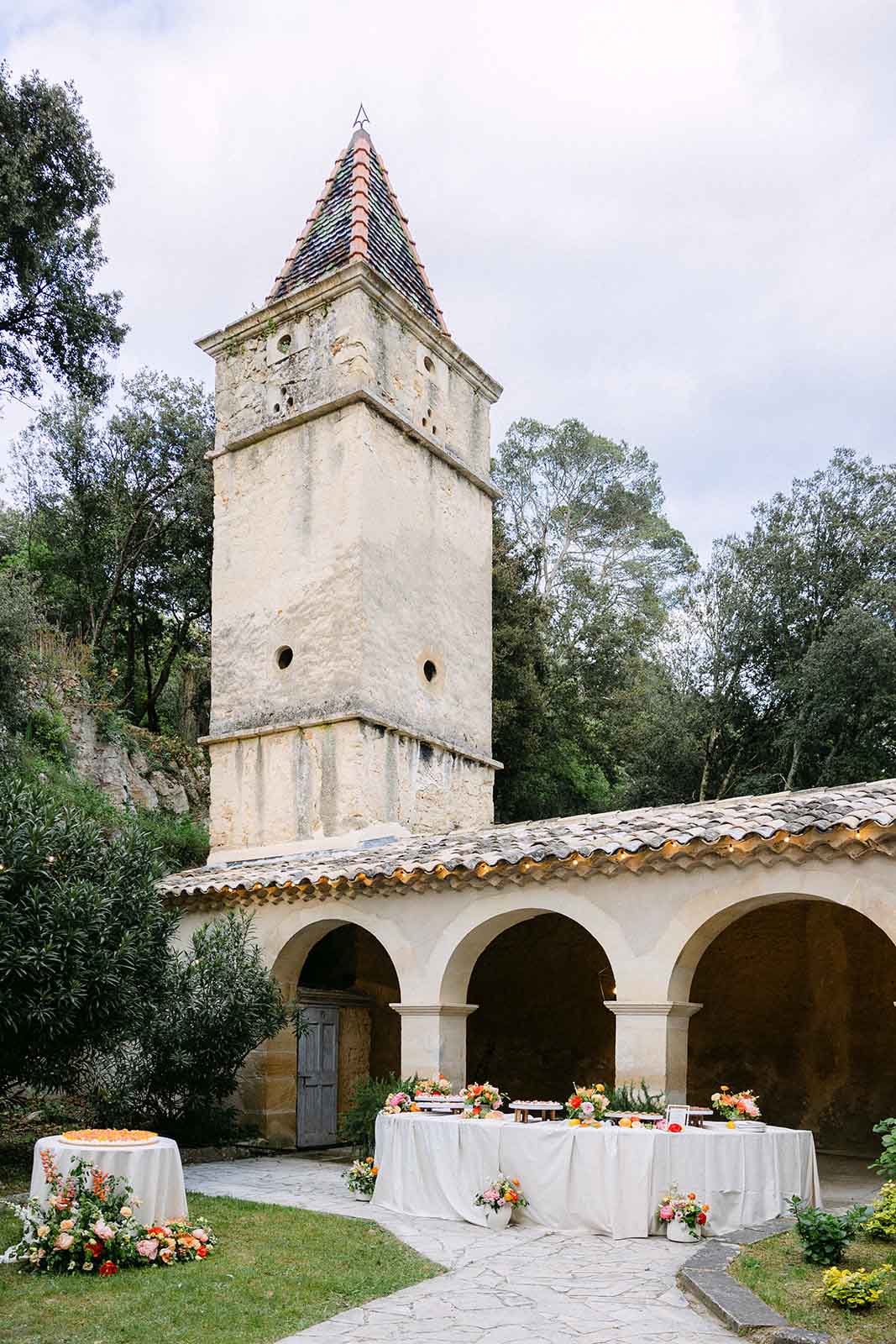 Bastide provençale entourée d'oliviers dressée pour une réception de mariage