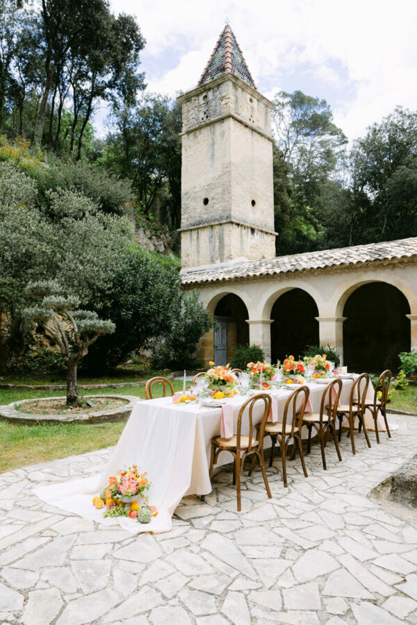 Lieu de mariage en Provence, dîner de réception en extérieur au Château de l'Olivette