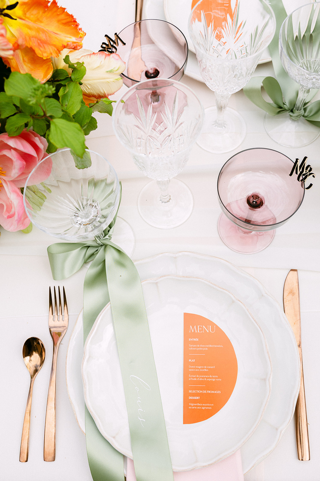 Papeterie de mariage élégante, faire-part et plan de table posés sur une table