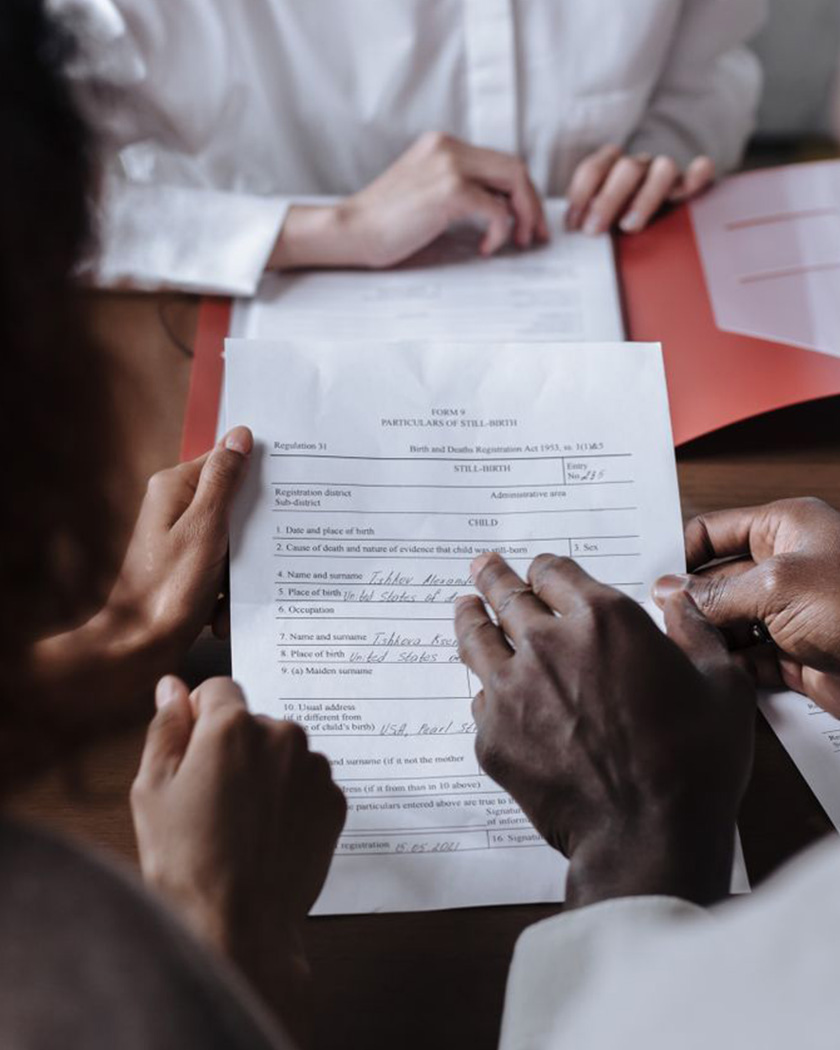 future mariée relisant un contrat avec sa wedding planner