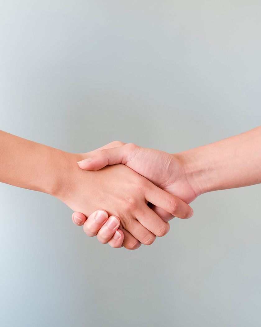 poignée de main scellant la signature d'un contrat