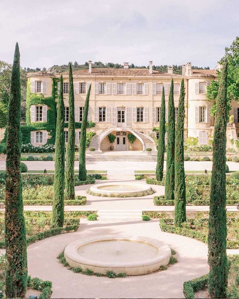 allée de platanes et façade du Château d'Estoublon dans les Alpilles