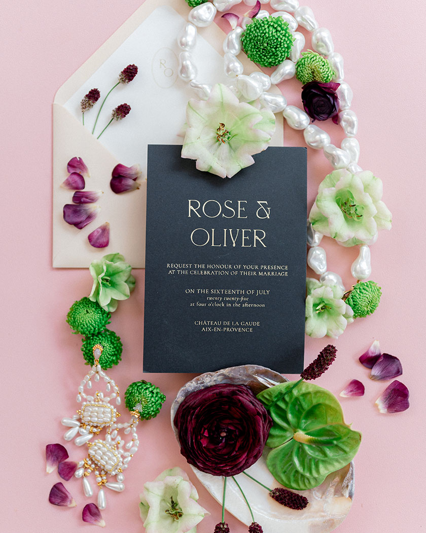 magnifique faire-part sur fond rose, fleurs et végétation colorées