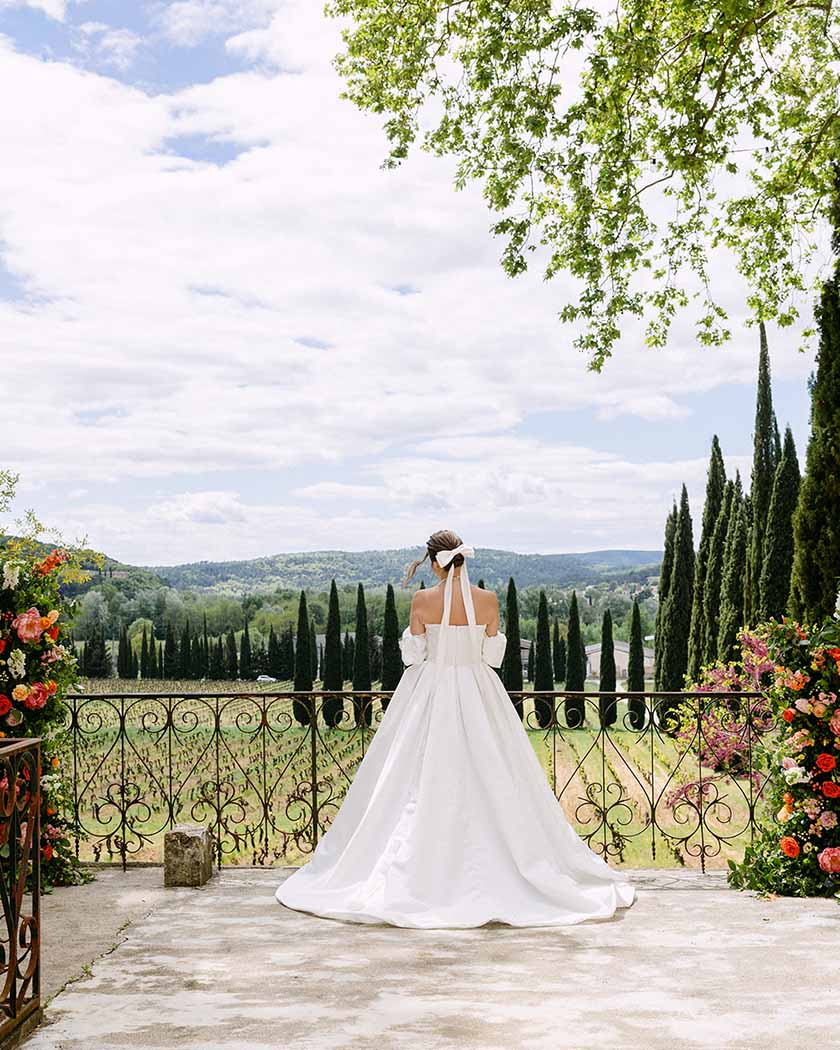 domaine viticole proche de Nîmes avec la mariée face aux vignes