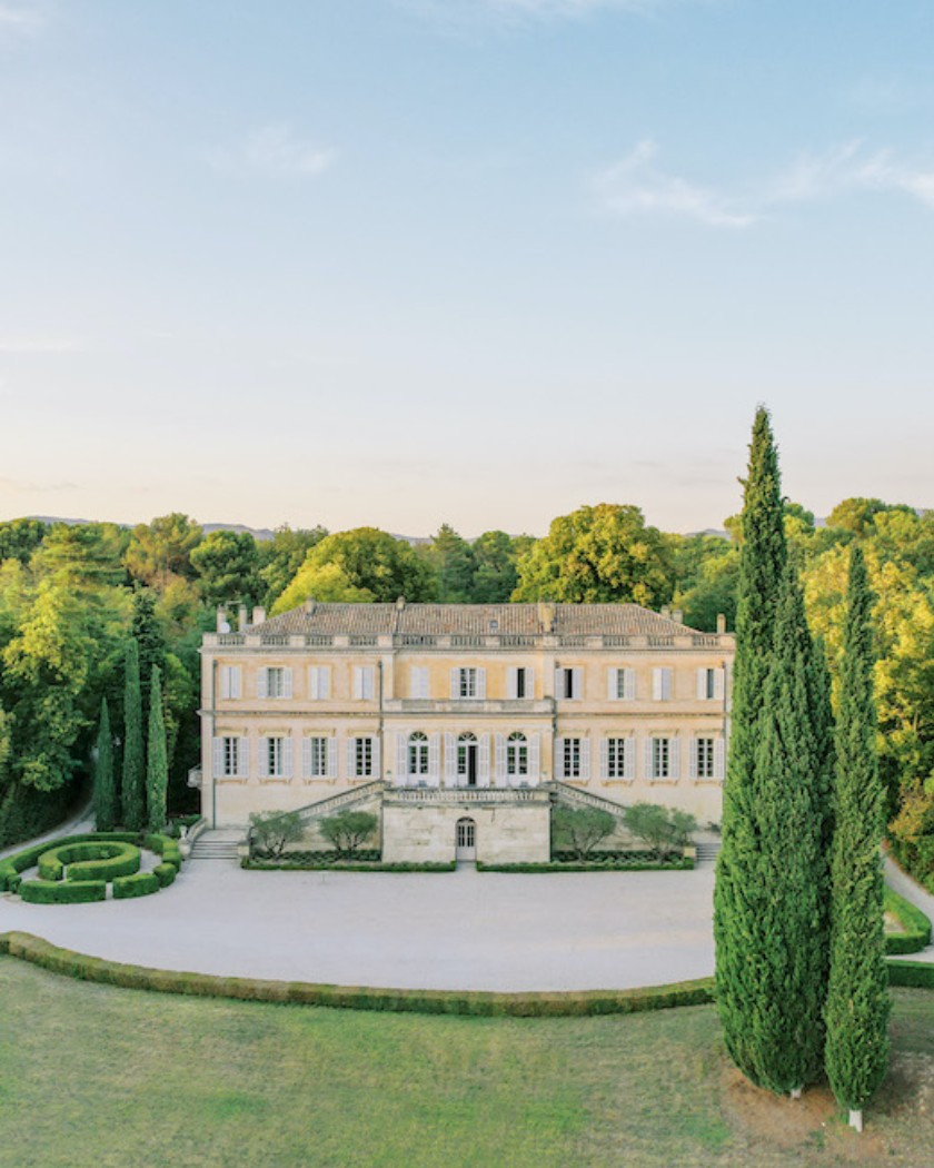 jardins à la française et cour d'honneur du Château Martinay au pied du Ventoux