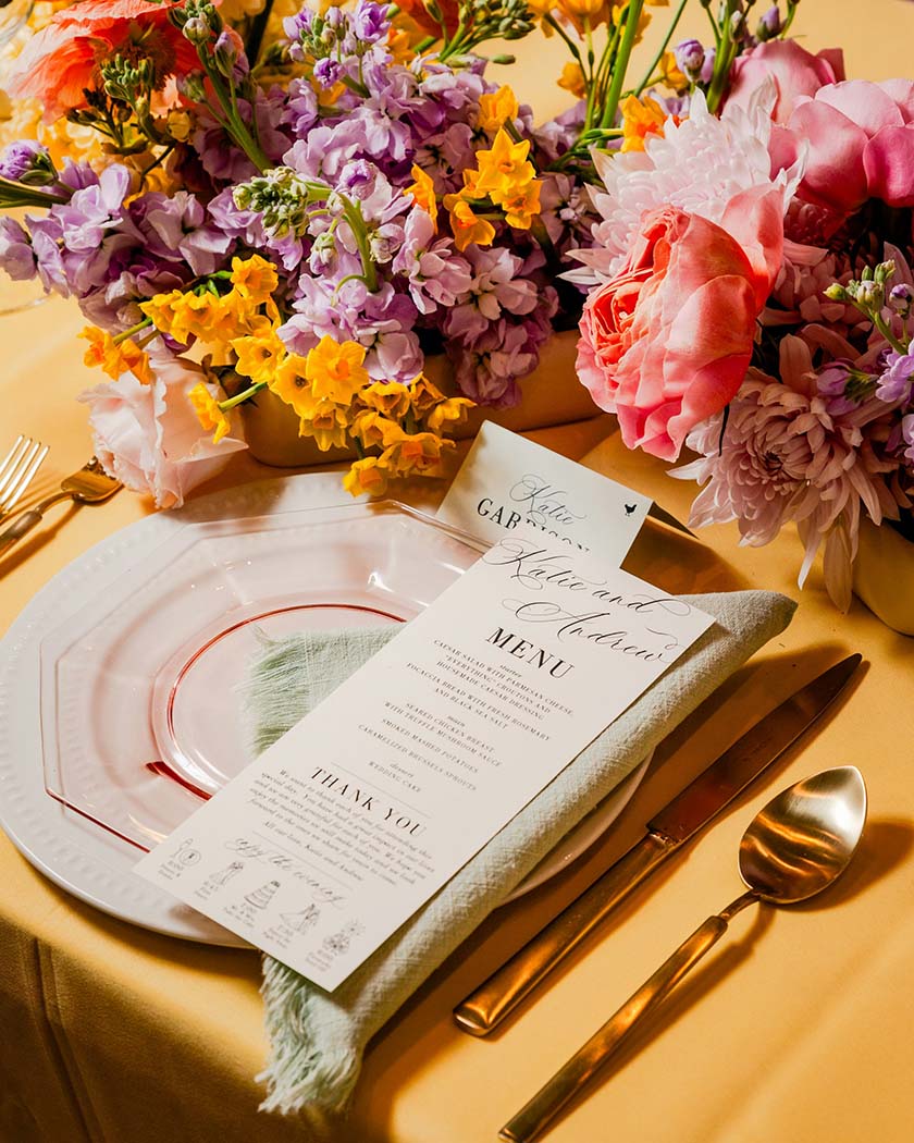 table de récéption de mariage petit comité avec signalétique de mariage et belles fleurs