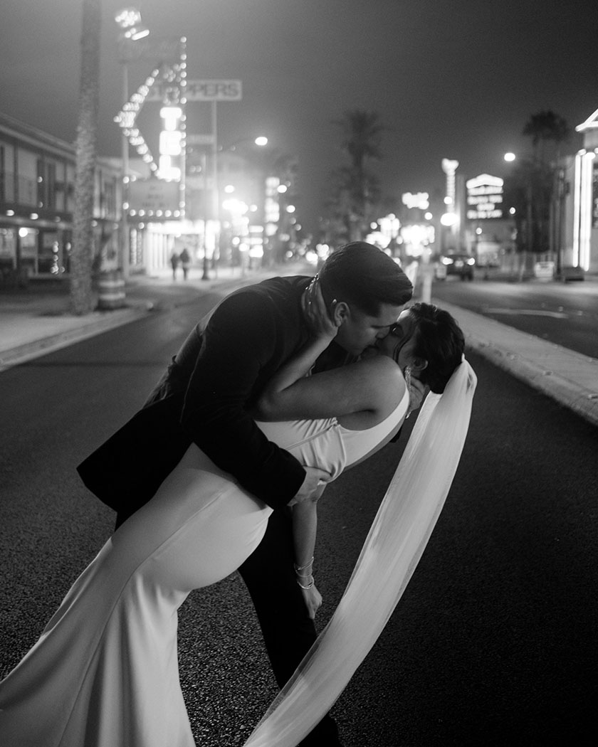 couple de mariés s'embrassant dans la rue pour célébrer leur mariage petit comité