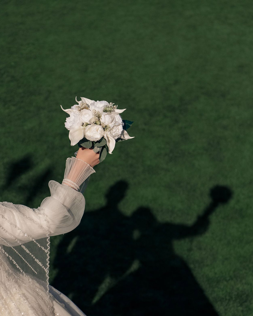 mariée tenant son bouquet de mariée, sereine car la wedding planner s'occupe de tout