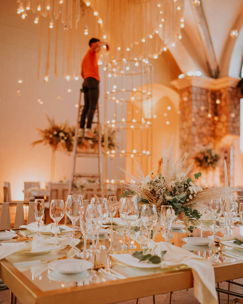 homme installant la décoration d'un mariage sur les directives de la wedding planner