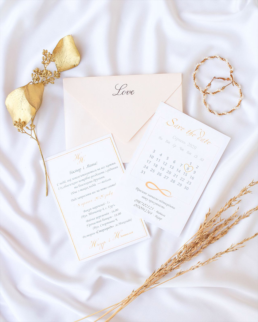 couple de futurs mariés consultant un calendrier d'organisation de mariage à leur table