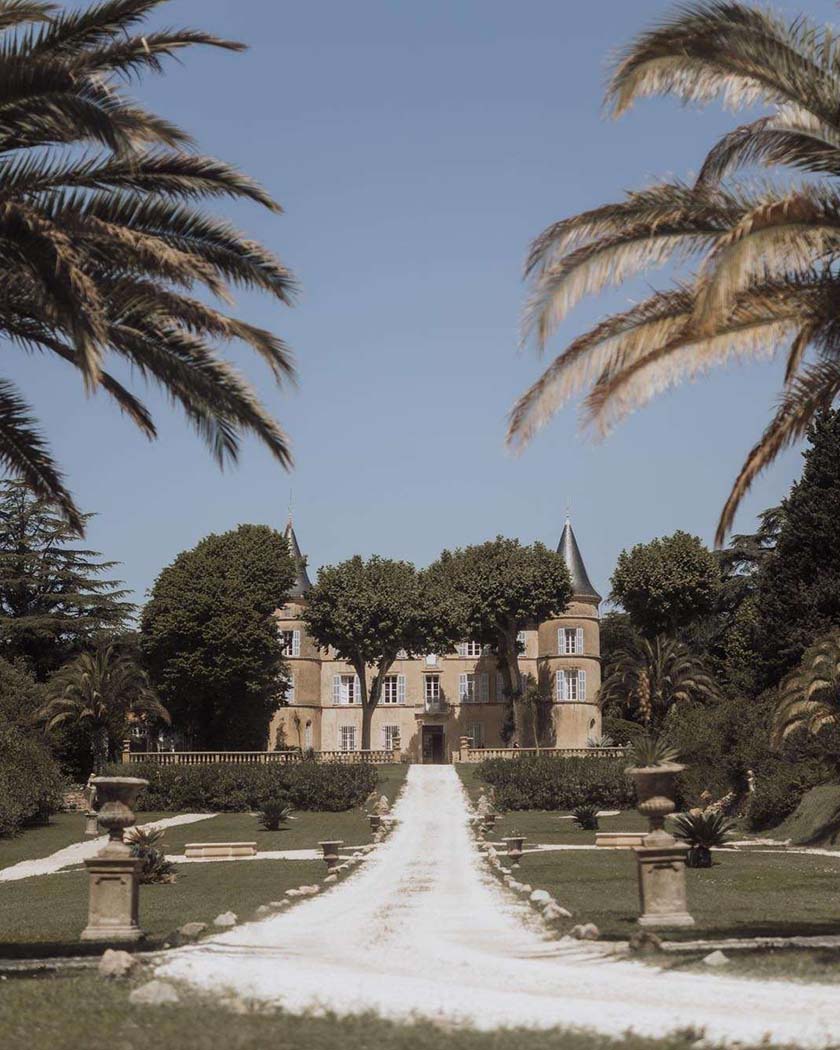 tours rondes du Château de Robernier au milieu des vignes du Var