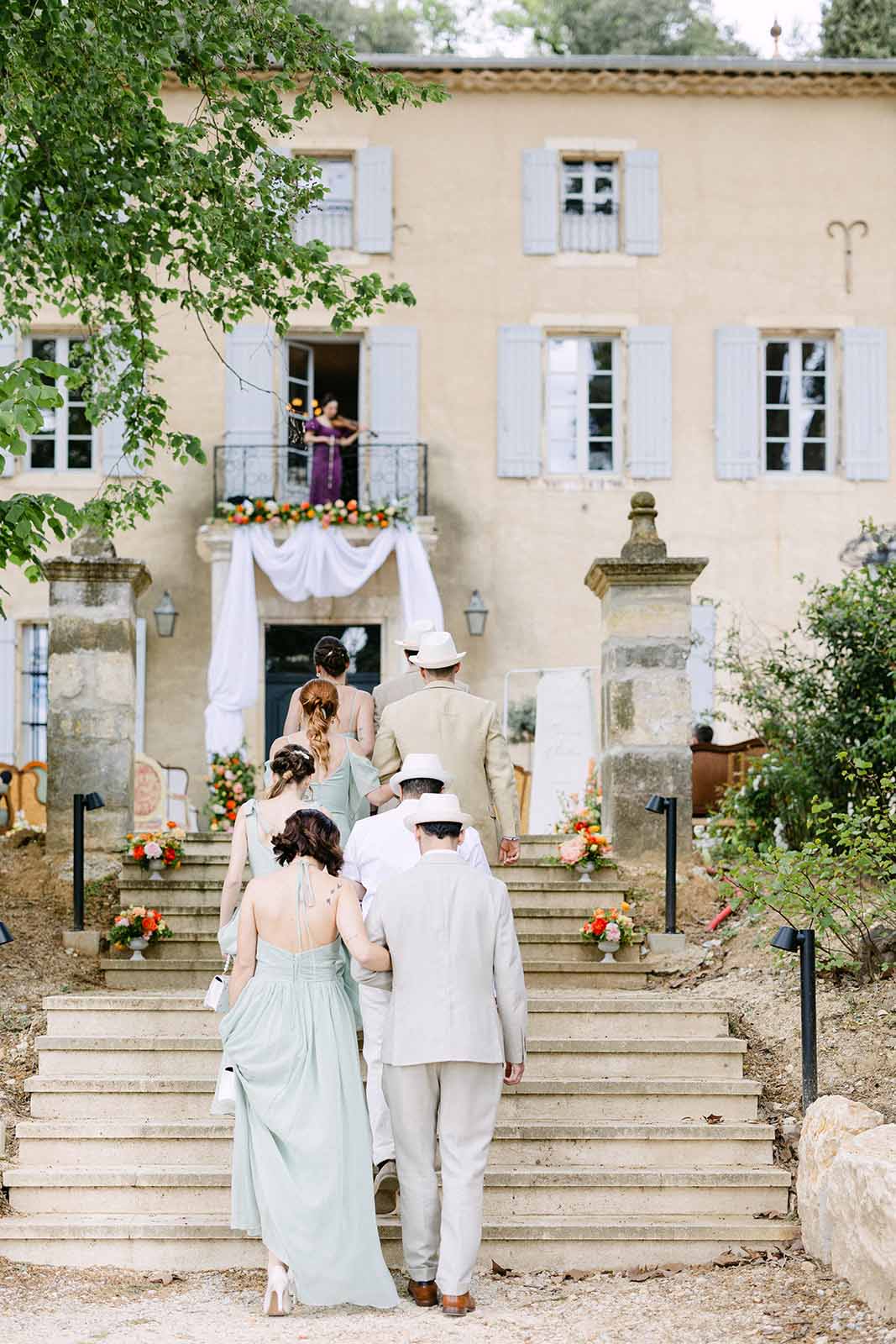 cortège témoins et demoiselles d'honneur arrivant à la cérémonie