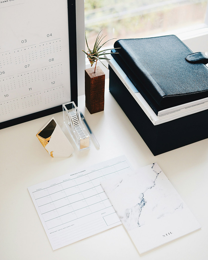 bureau d'organisation avec rétroplanning, échantillons et devis étalés