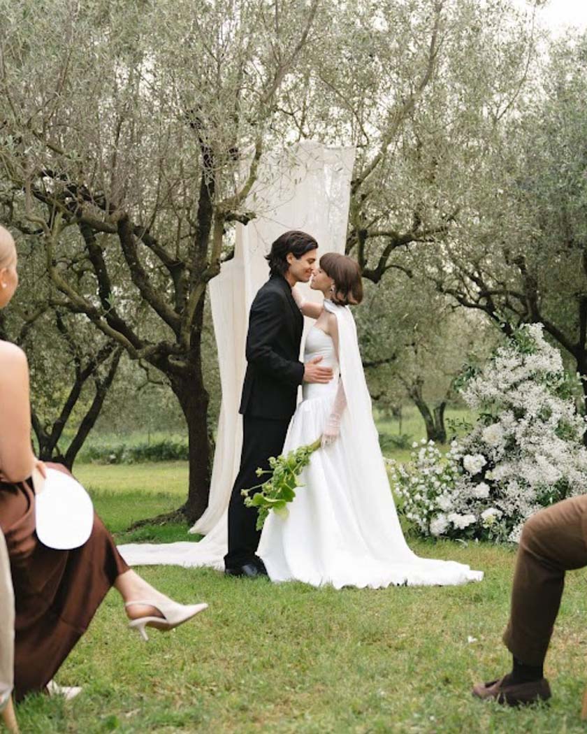cérémonie laïque en plein air devant un champ d'oliviers au cœur de la Provence