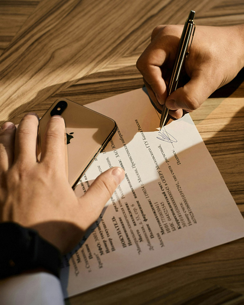 Contrat de location de salle relu au calme après la visite du lieu de mariage