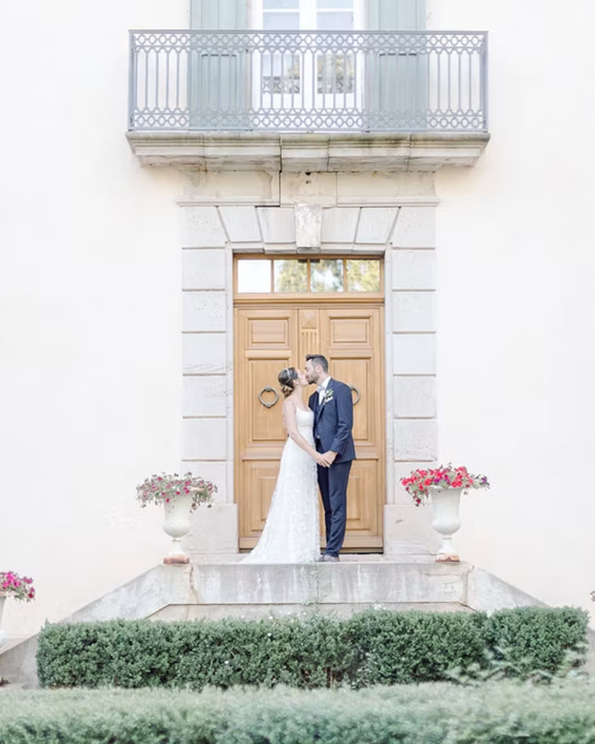 Sandra Estelles, photographe de mariage naturel, discrète parmi en séance couple
