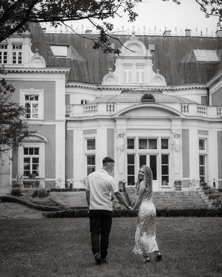Couple en visite d'un domaine, questions à poser à son lieu de mariage en main