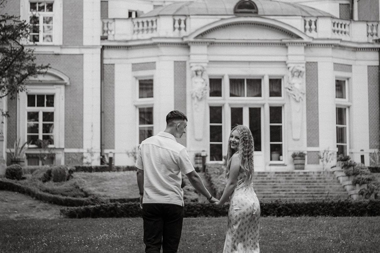 couple visitant un lieu de reception