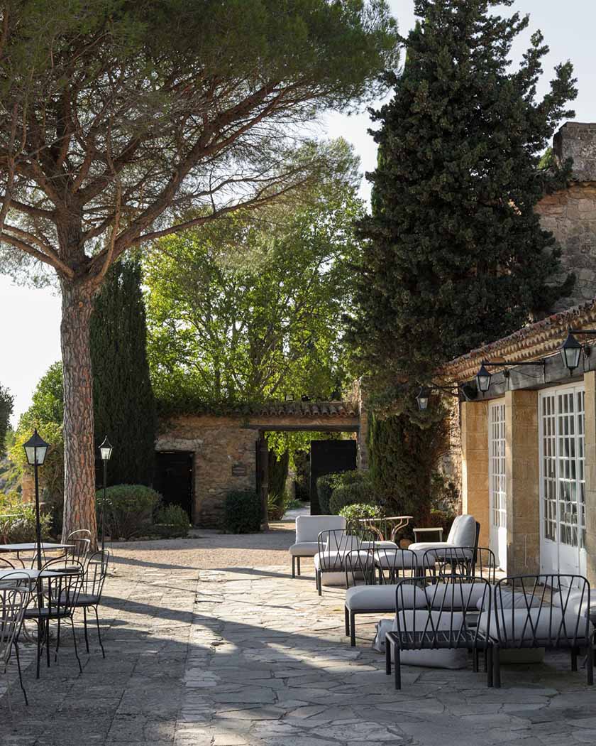 Cour d'un mas provençal, repérage logistique avant de réserver son lieu de mariage