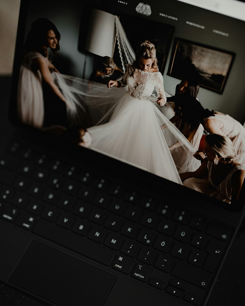 Galerie de photos de mariage relue sur écran, livraison et droits d'auteur du reportage
