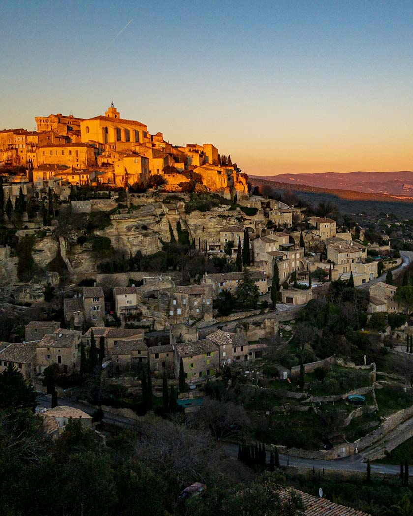 village perché de Gordes au coucher du soleil dans le Luberon