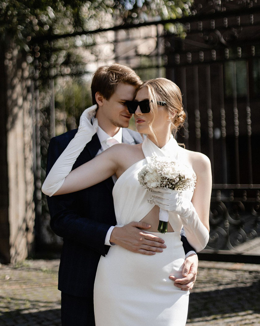 Couple face à un photographe de mariage, liste de questions à poser à son photographe de mariage en main