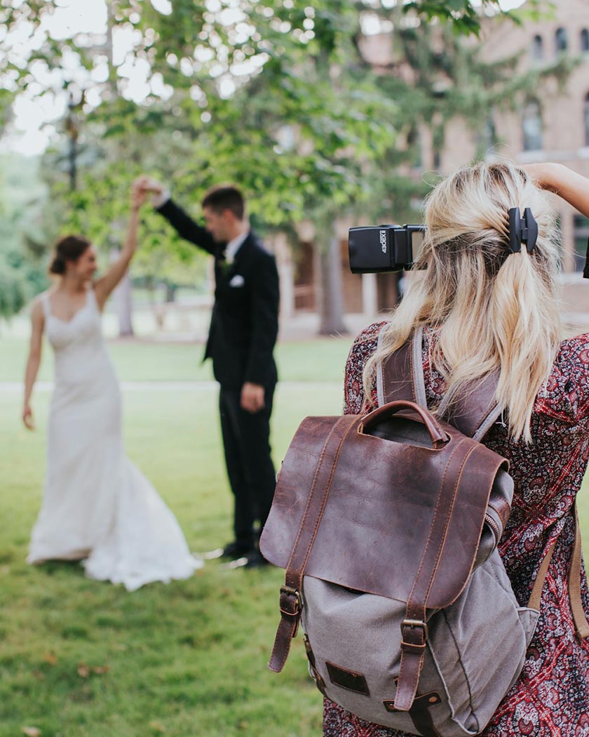 Photographe de mariage avec un second boîtier autour du cou pendant un reportage