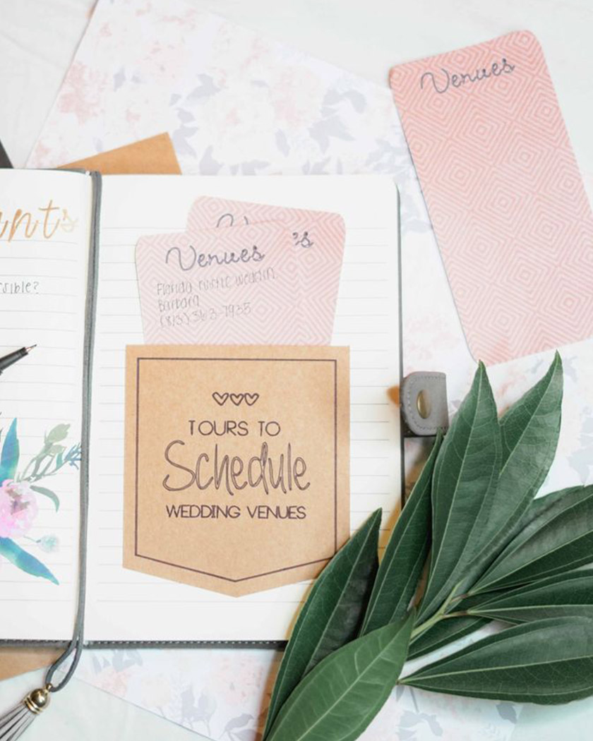 rétroplanning de mariage annoté posé sur une table en bois