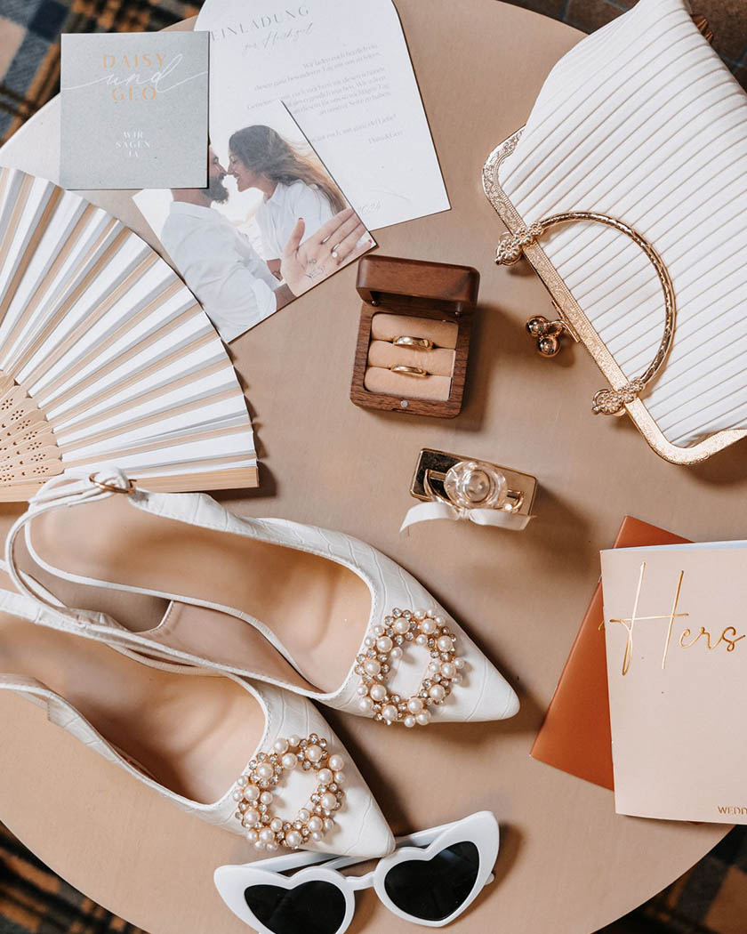 sac de mariage pour le jour J et affaires de la mariée