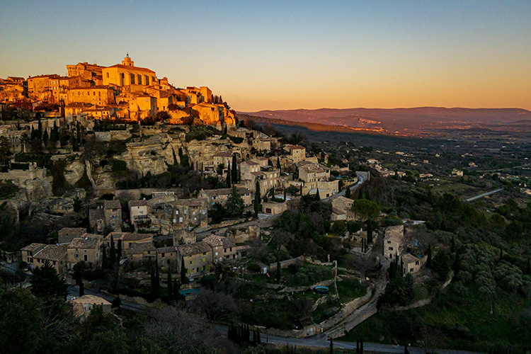 village suspendu de Gordes au couché de soleil
