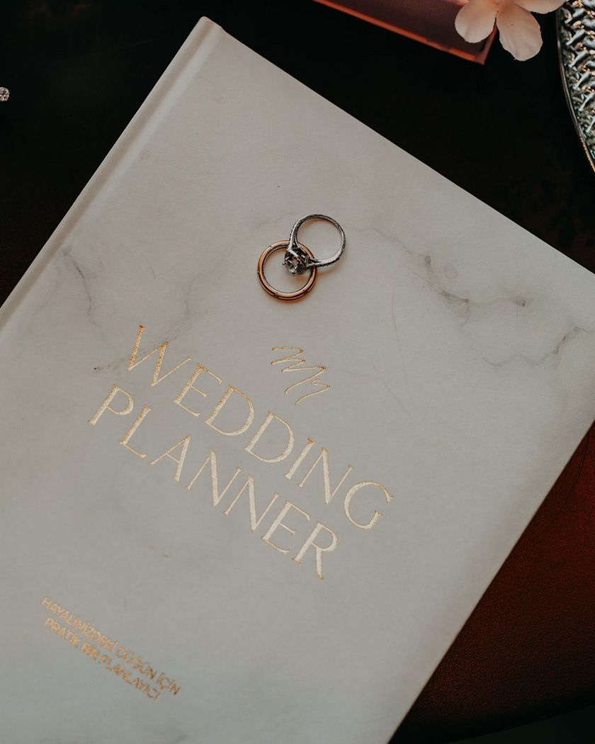 coordinatrice de mariage briefant les prestataires avant la cérémonie