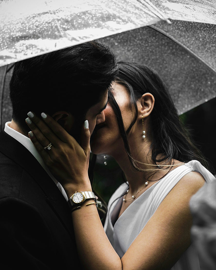couple abrité sous un parapluie lors d'un mariage en Provence
